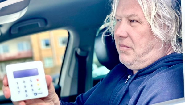 Ligemale kolmkümmend aastat taksorooli keeranud Kalmer  Toom näitab makseterminali, mis tal on välja ostetud. Pangad pakuvad terminale aga ainult rendile. Praegu sõidab Kalmer Toom kolmanda Škoda Superbiga. Esimese ostis ta 20 aastat tagasi 2006. aastal ja sõitis sellega üle 300 000 kilomeetri. Fotod: KALEV ANNOM